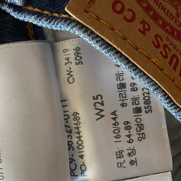 501 Levi’s Jean cut off shorts - Picture 5 of 6